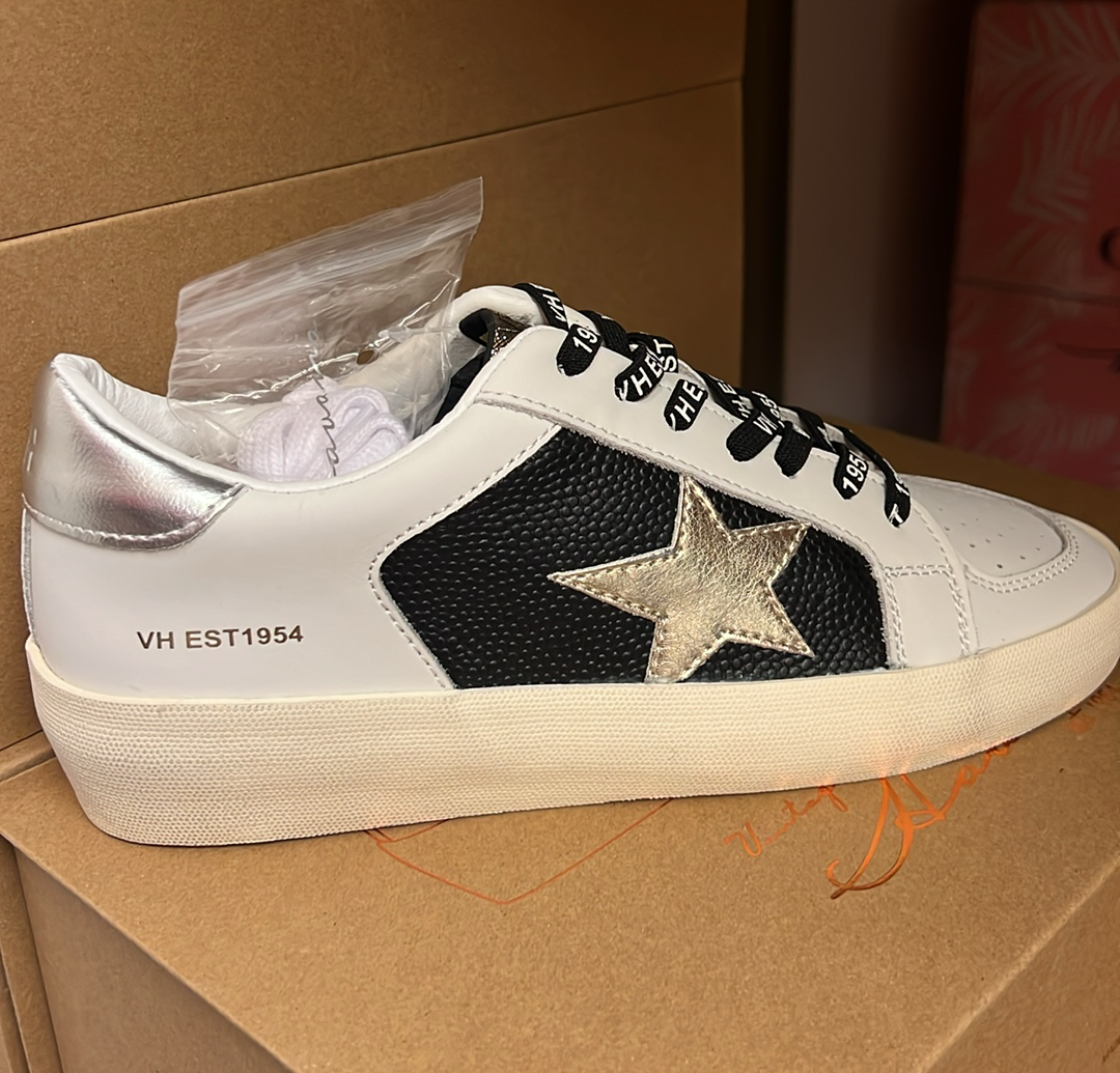 Reflex 19 White/Black Pebbled Sneaker