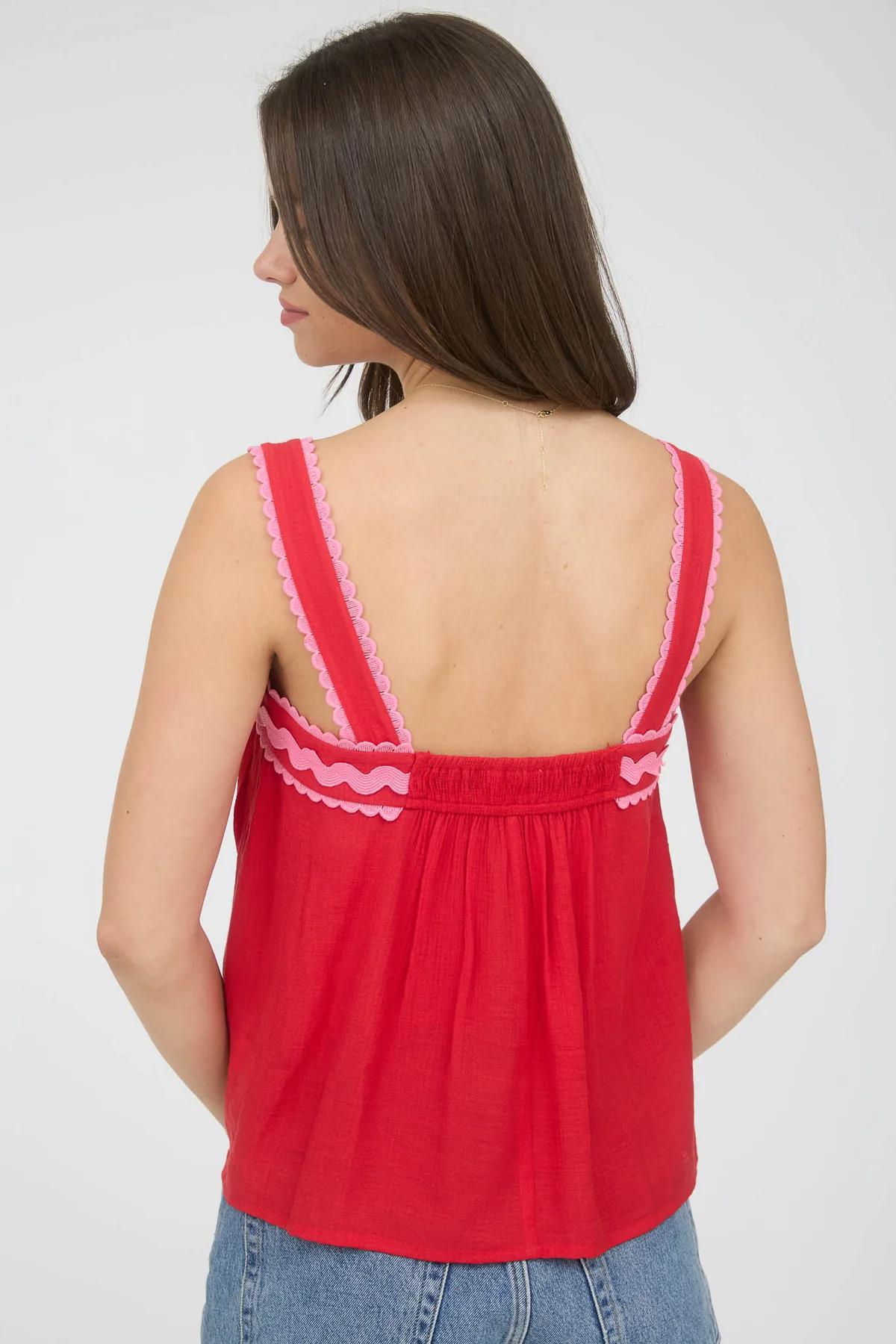 sleeveless wavy trim crop top