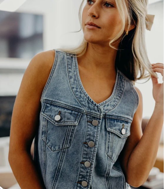 DENIM VEST IN MEDIUM WASH