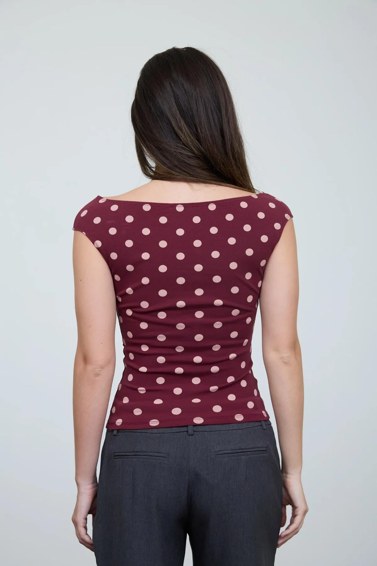 BURGUNDY POLKA DOT BOAT NECK SEAMLESS KNIT TOP