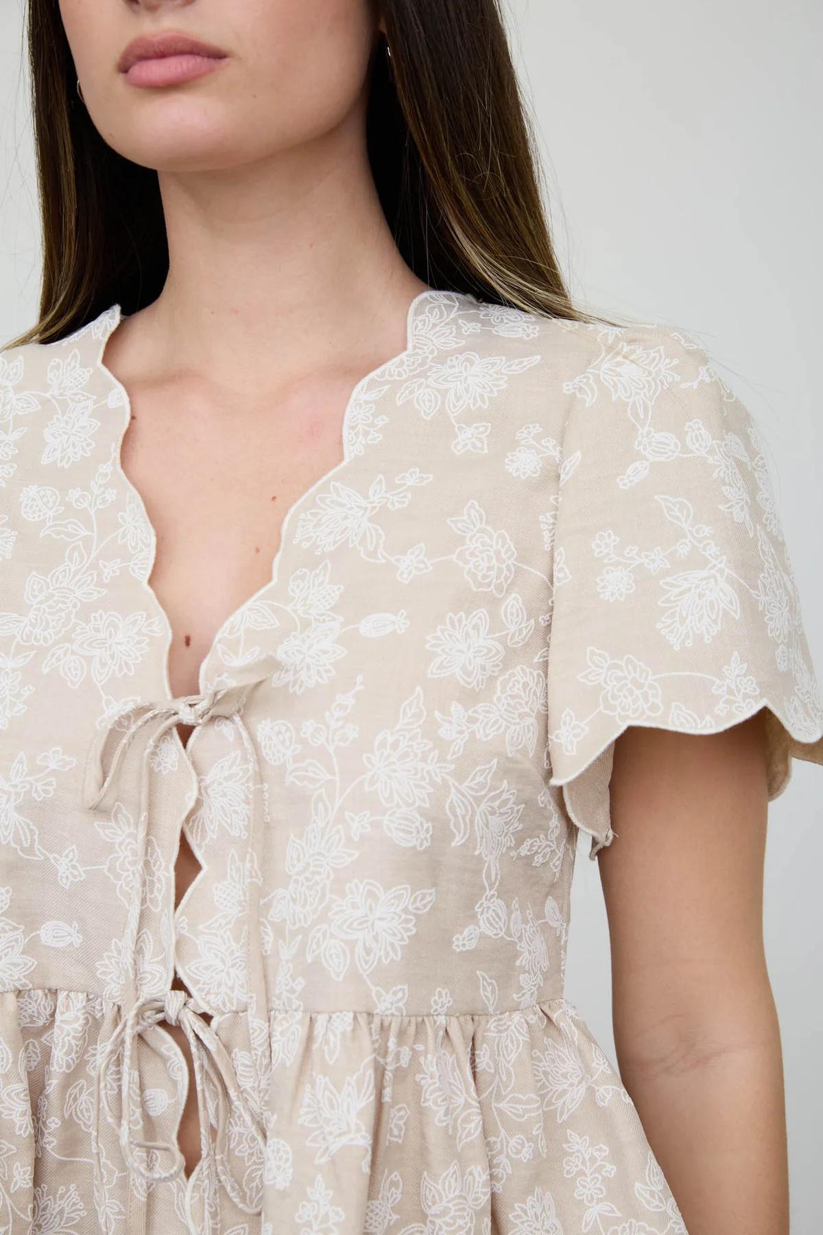 FLORAL EMBROIDERY FRONT TIE SCALLOPED PEPLUM TOP