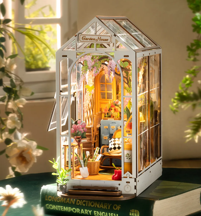 Rolife Book Nook Shelf Insert - Garden House