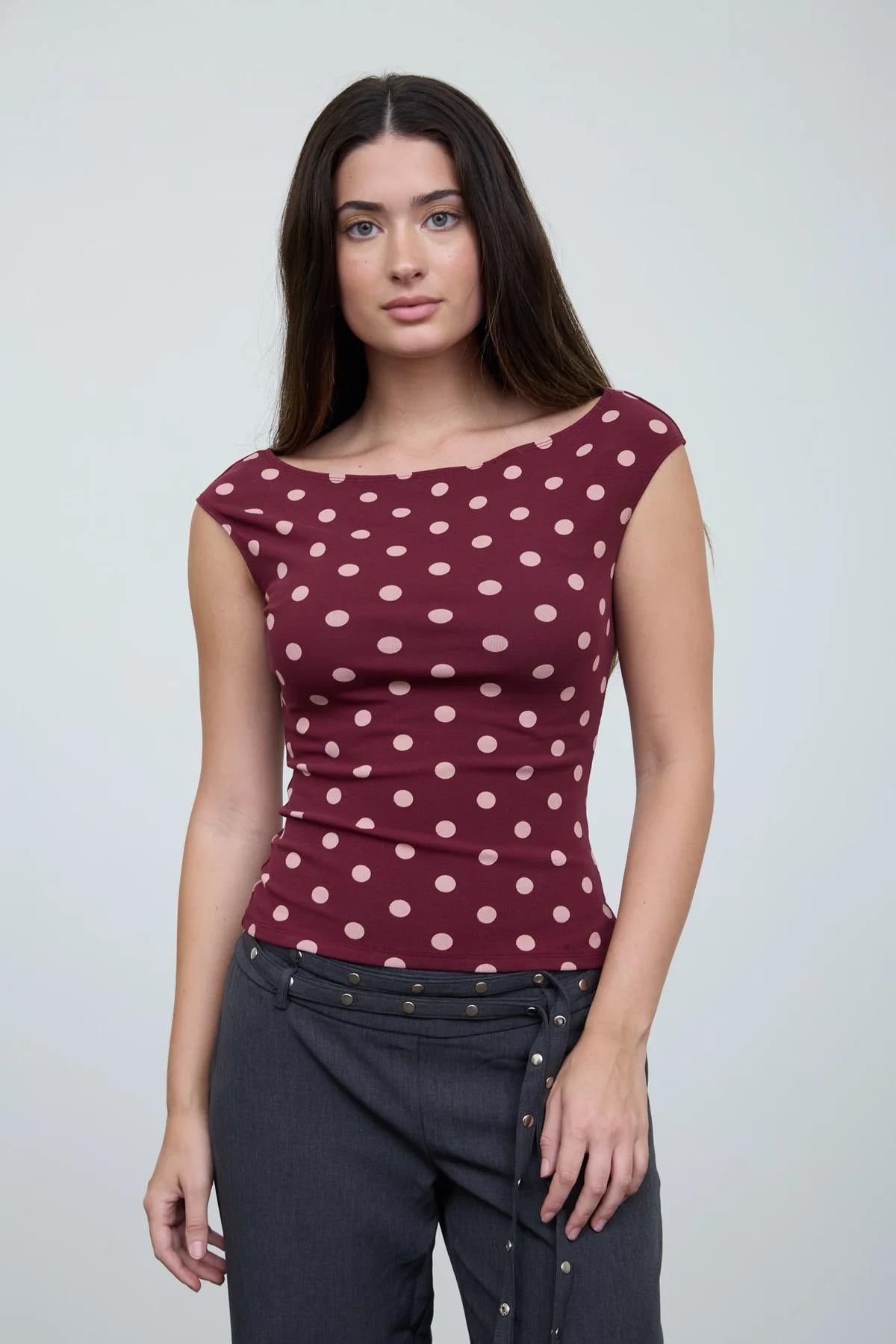 BURGUNDY POLKA DOT BOAT NECK SEAMLESS KNIT TOP