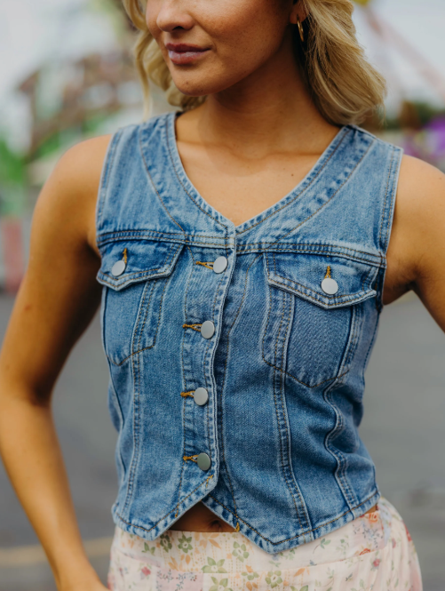 DENIM VEST IN MEDIUM WASH