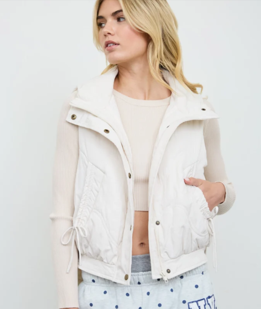 IVORY WAVE QUILTED SNAP-FRONT STAND COLLAR VEST