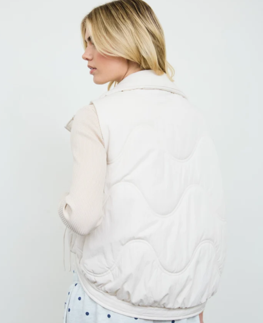 IVORY WAVE QUILTED SNAP-FRONT STAND COLLAR VEST
