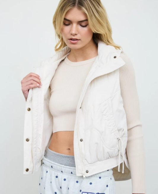 IVORY WAVE QUILTED SNAP-FRONT STAND COLLAR VEST