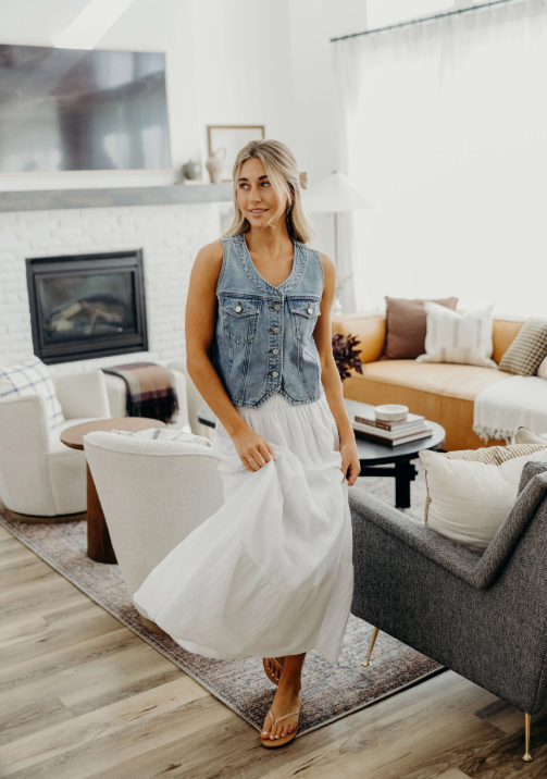 DENIM VEST IN MEDIUM WASH