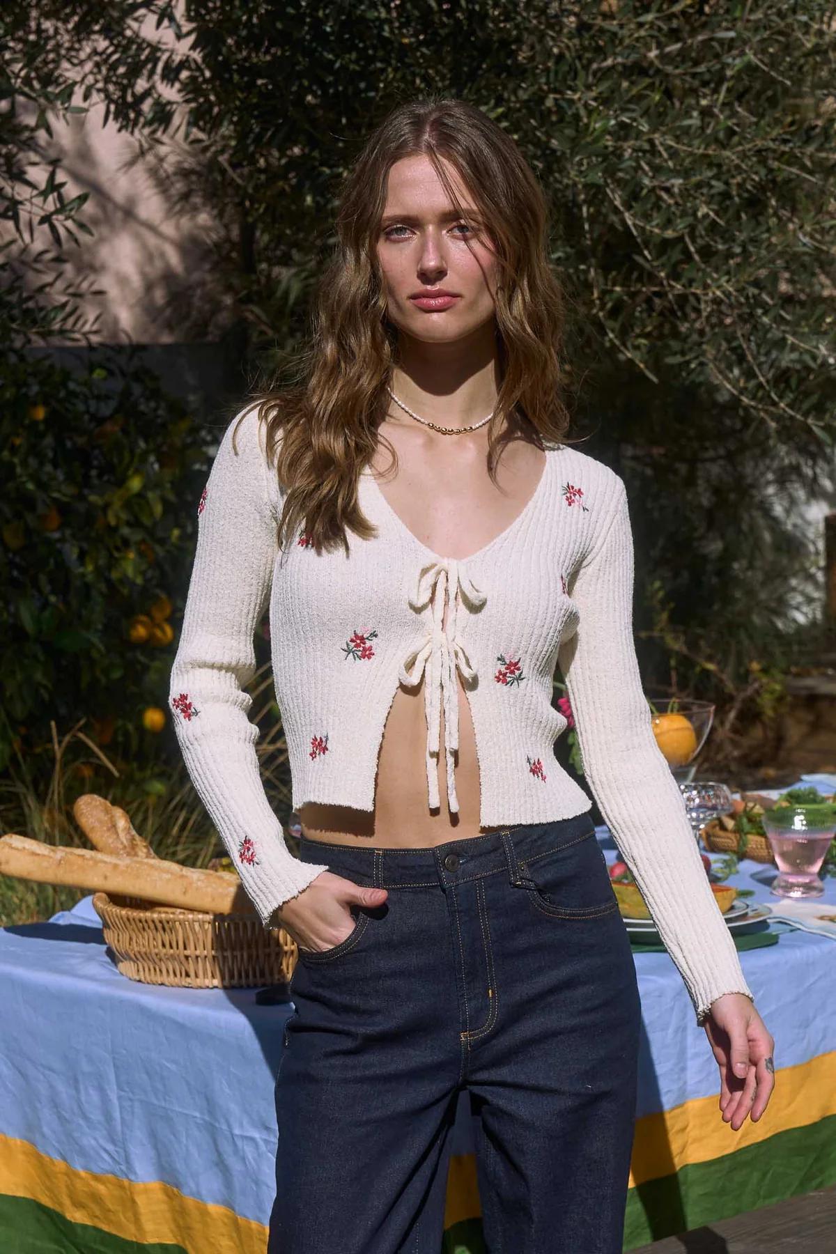 FLORAL EMBROIDERY CREAM CARDIGAN