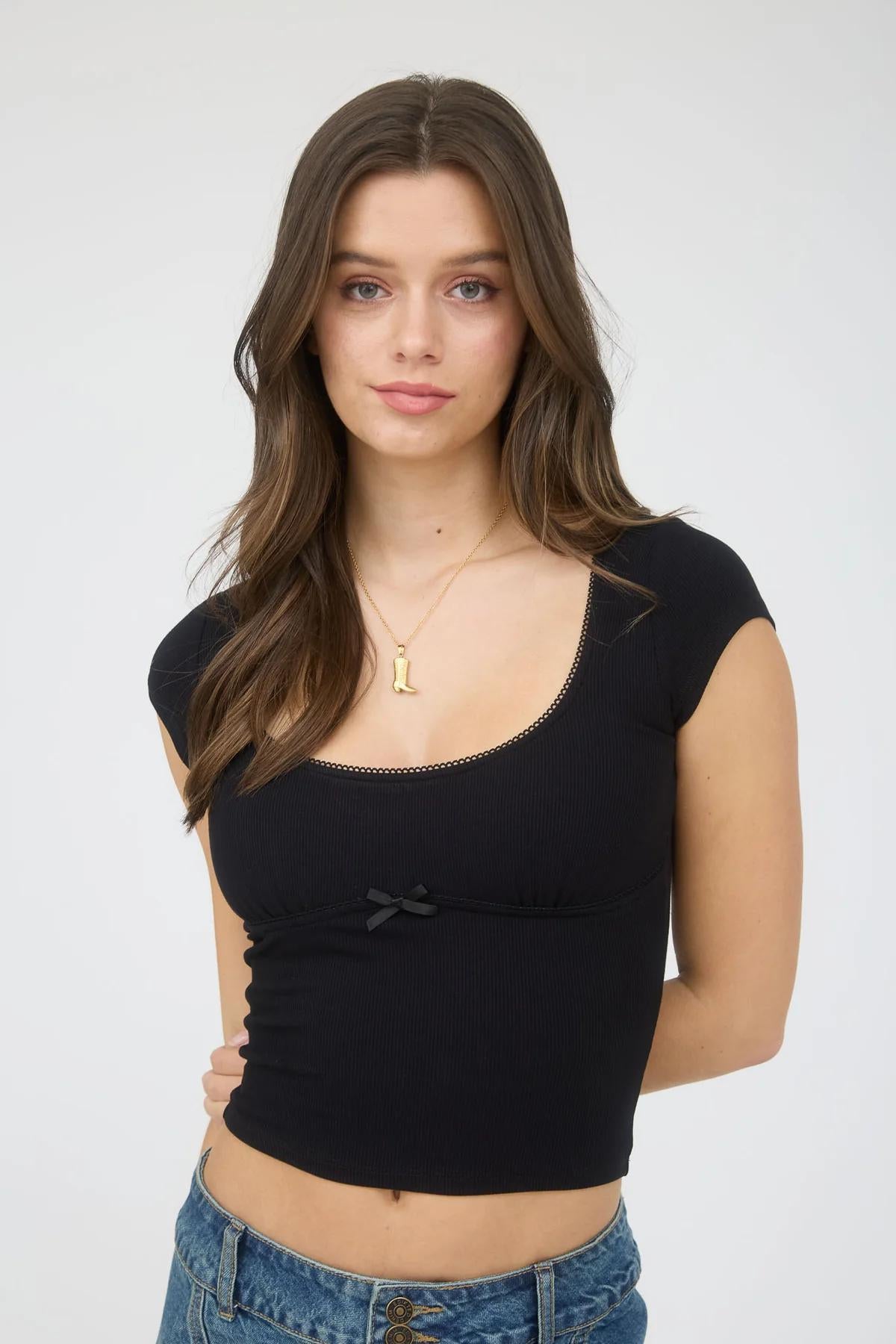SCALLOP SCOOP NECK BOW CROP TOP